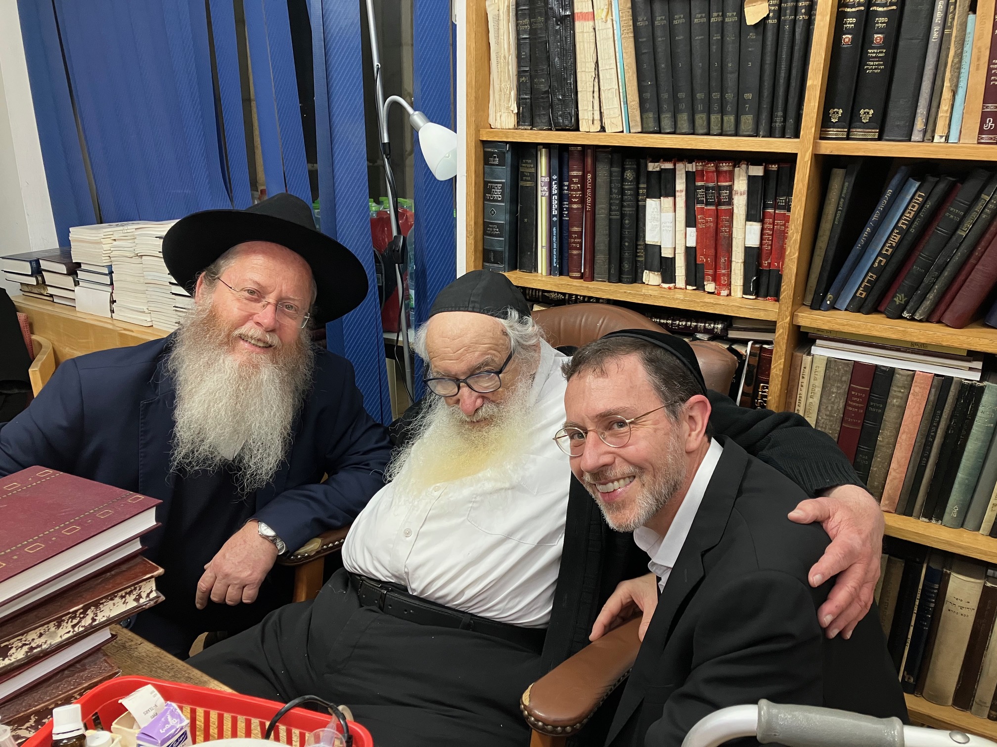 חייבים לתת צדקה לכל דופק בדלת? דילמות הצדקה – בבית הכנסת, בבית וברחוב